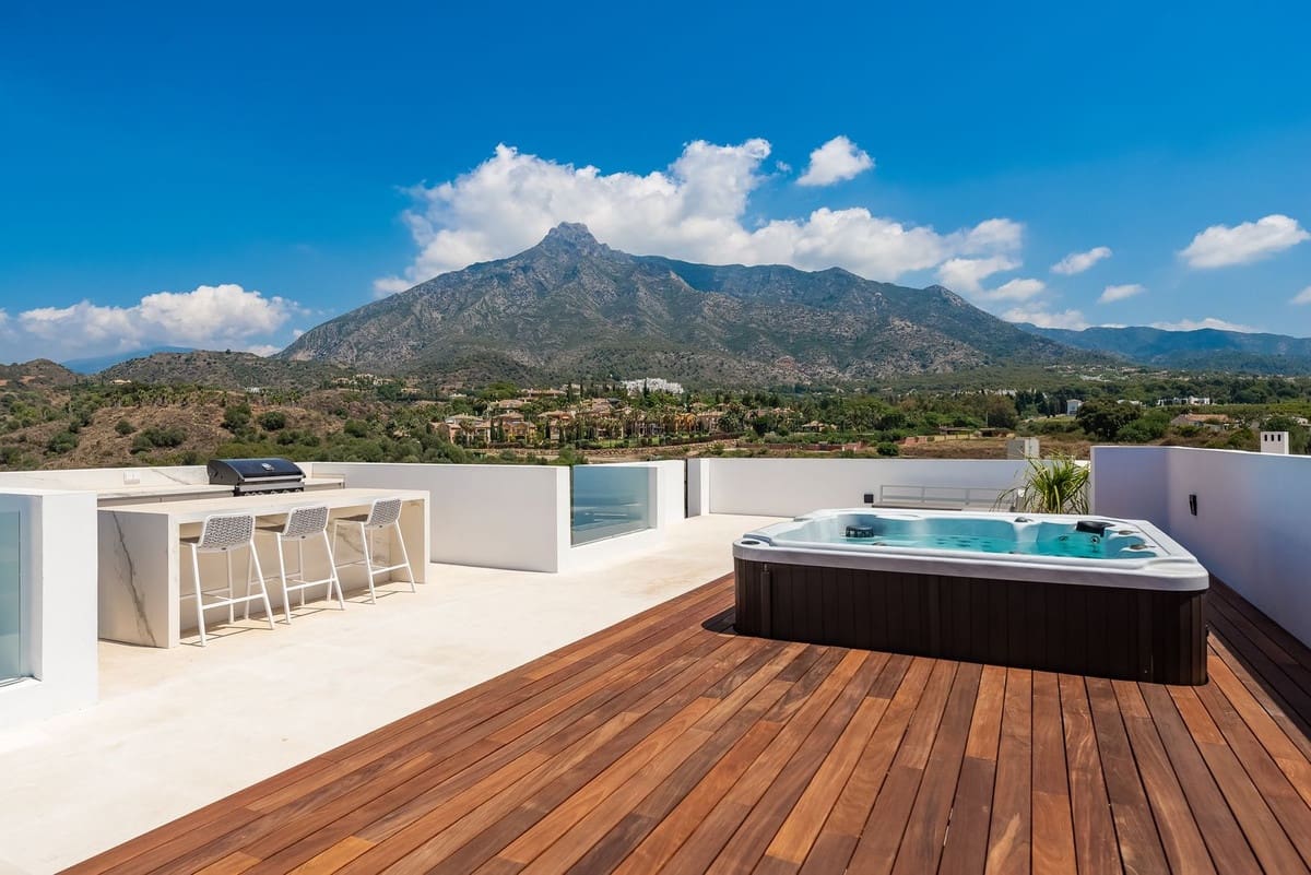 5 bedroom Villa for sale in Golden Mile with pool garage - € 3,950,000 (Ref: 9243822)