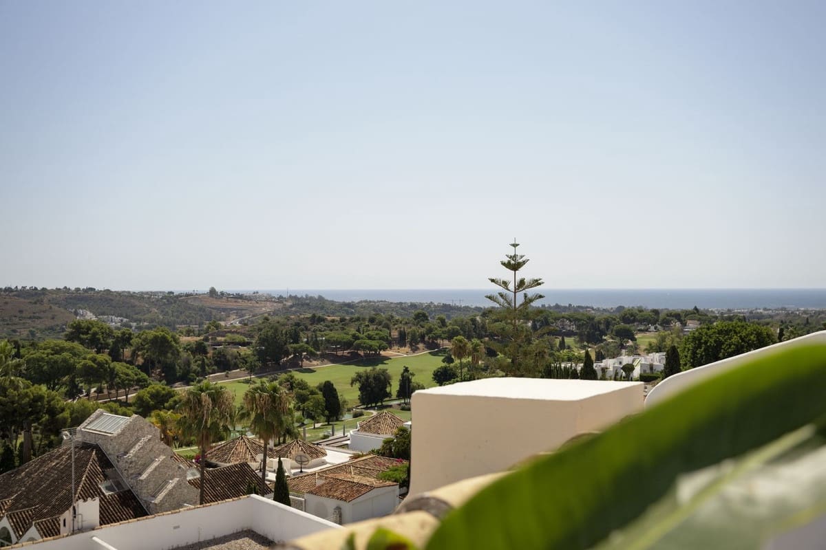 4 bedroom Townhouse for sale in Aloha Golf with pool garage - € 1,795,000 (Ref: 9245769)