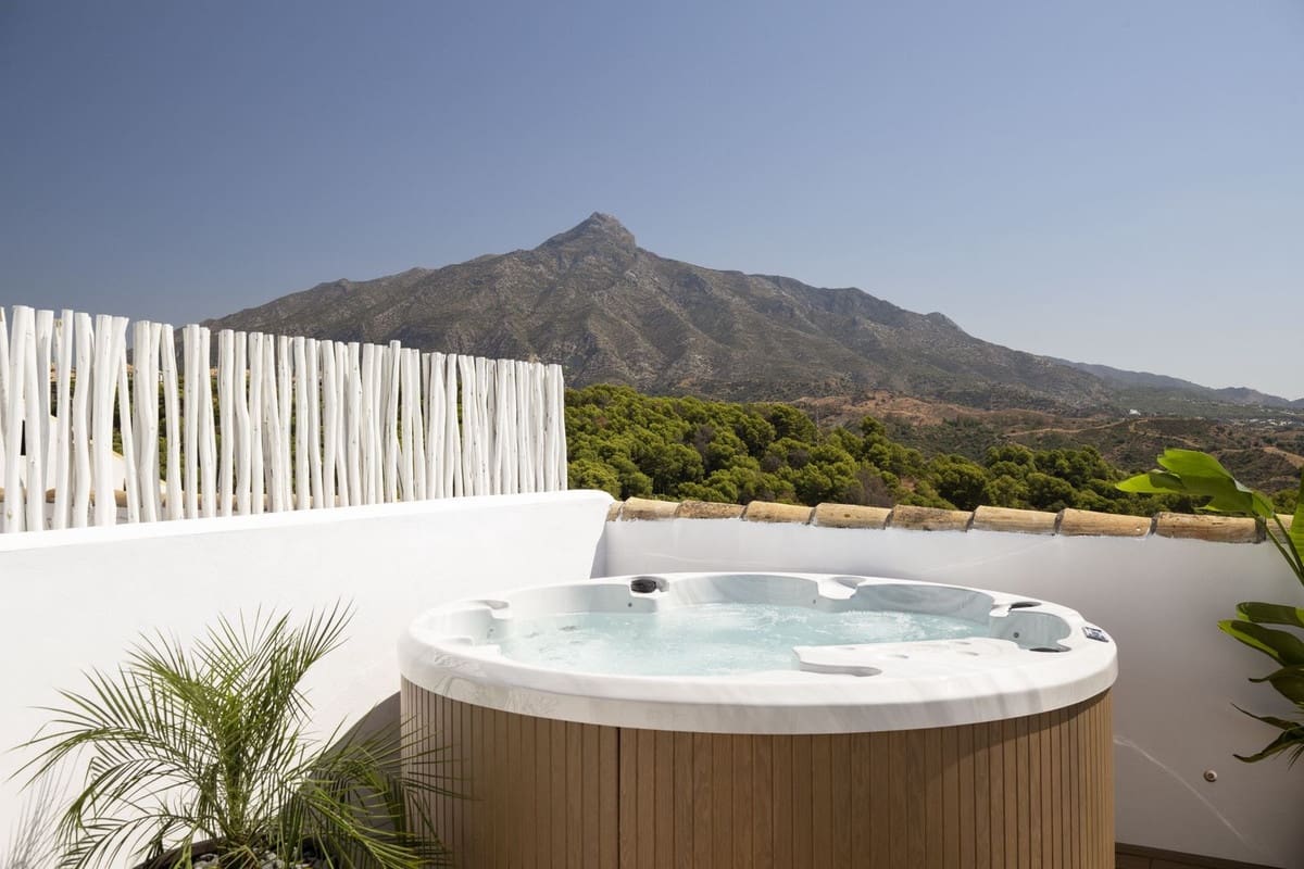 4 bedroom Townhouse for sale in Aloha Golf with pool garage - € 1,795,000 (Ref: 9245769)