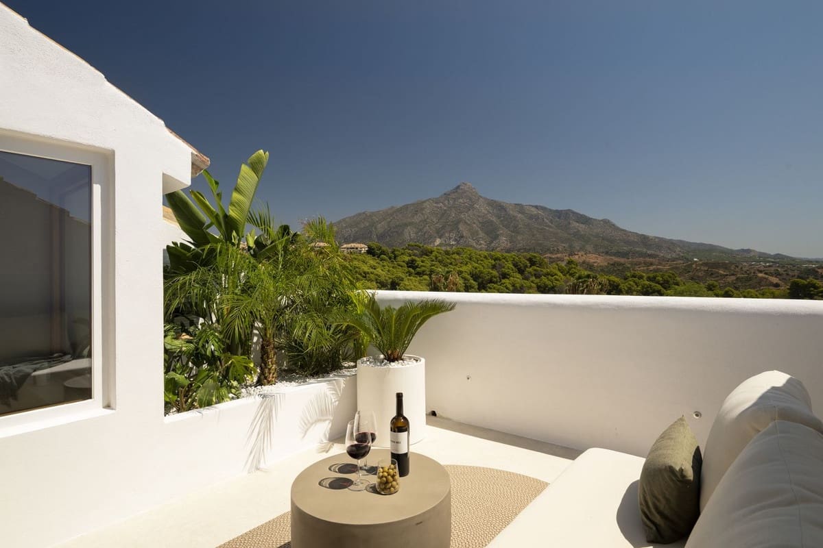 4 bedroom Townhouse for sale in Aloha Golf with pool garage - € 1,795,000 (Ref: 9245769)