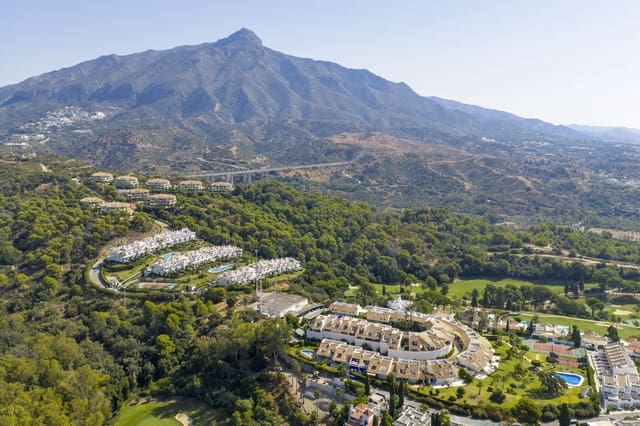 4 soveværelse Byhus til salg i Aloha Golf, Marbella med swimmingpool garage - € 1.795.000 (Ref: 9245769)