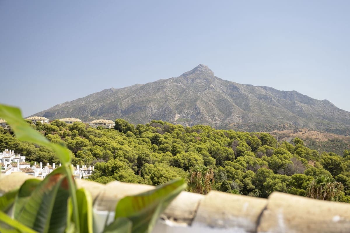 Casa de 4 habitaciones en Aloha Golf en venta con piscina garaje - 1.795.000 € (Ref: 9245769)