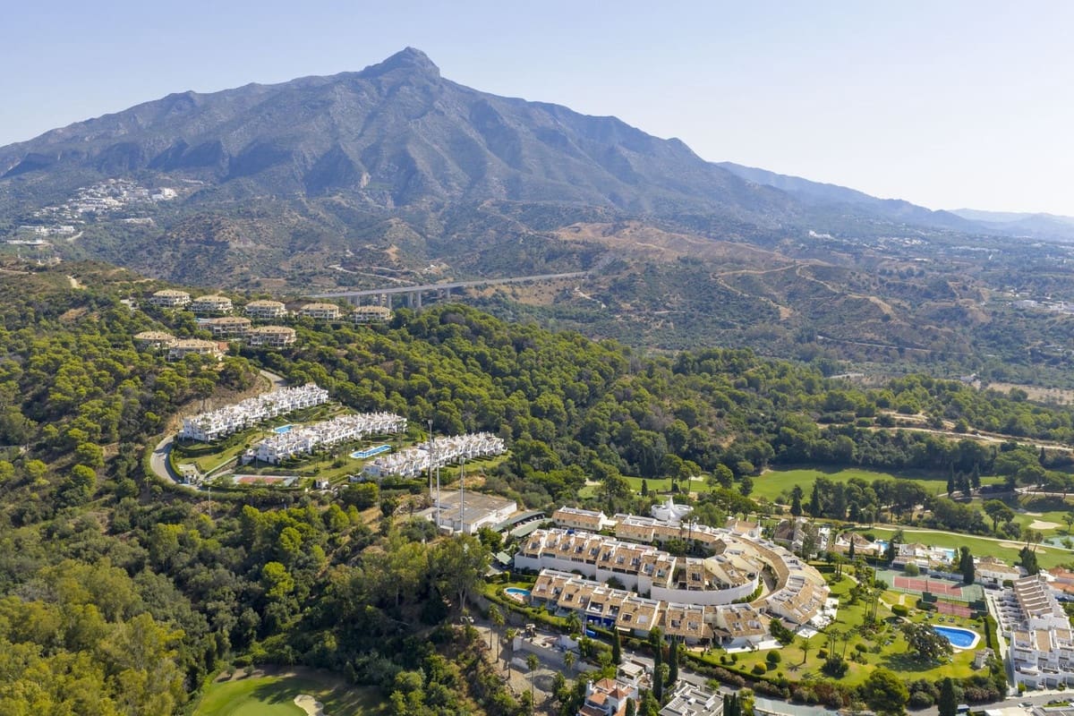 Casa de 4 habitaciones en Aloha Golf en venta con piscina garaje - 1.795.000 € (Ref: 9245769)