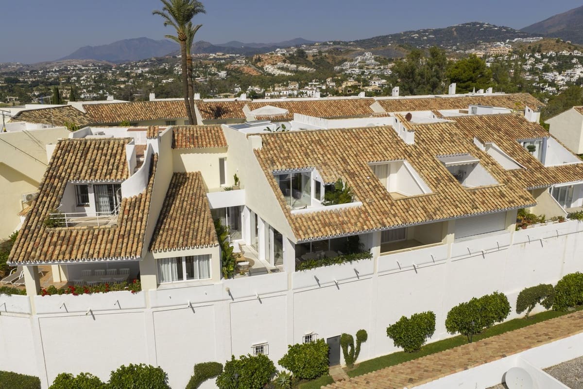 Casa de 4 habitaciones en Aloha Golf en venta con piscina garaje - 1.795.000 € (Ref: 9245769)