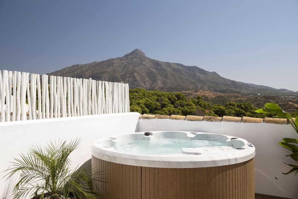 4 bedroom Townhouse for sale in Aloha Golf with pool garage - € 1,795,000 (Ref: 9245769)