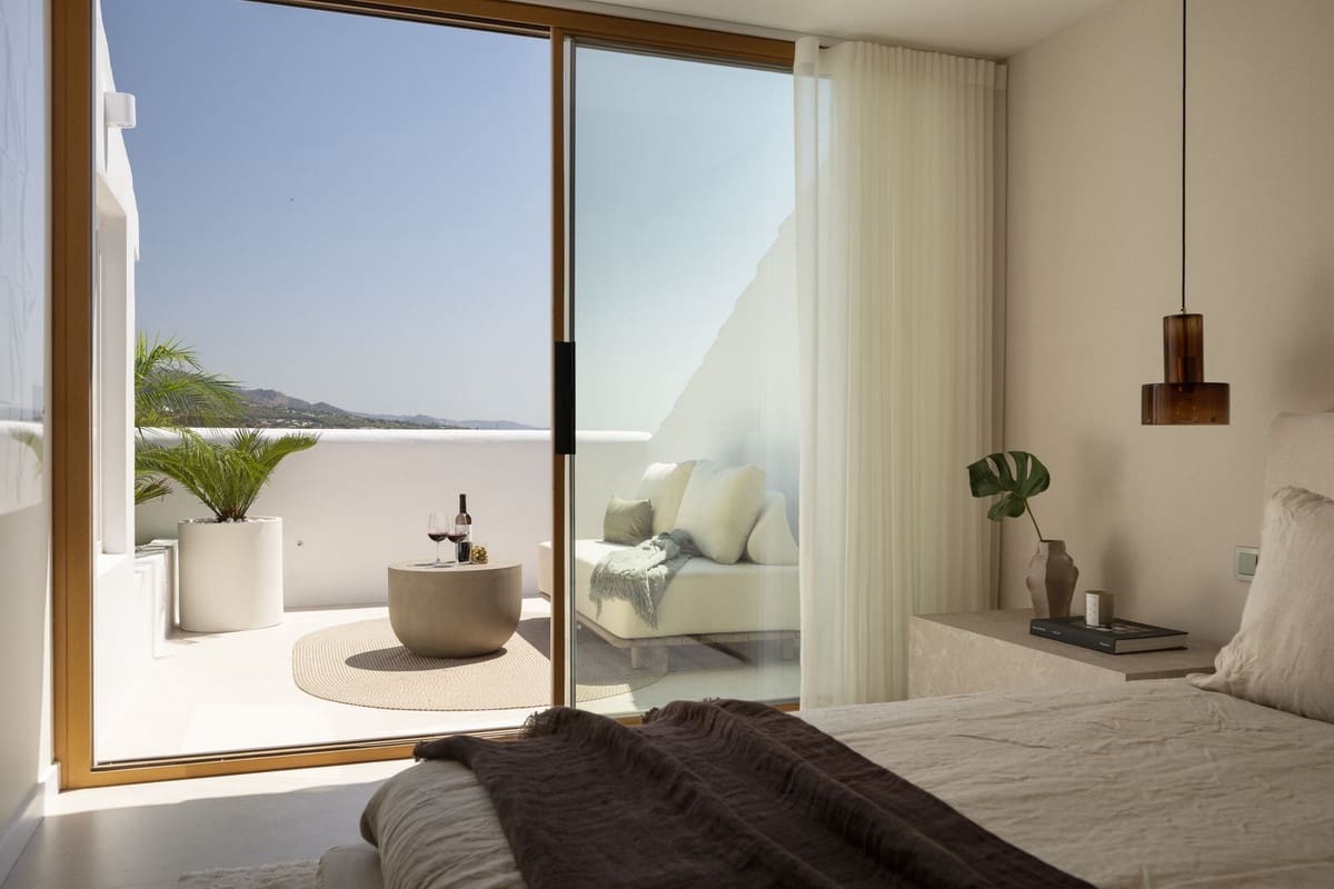 4 bedroom Townhouse for sale in Aloha Golf with pool garage - € 1,795,000 (Ref: 9245769)