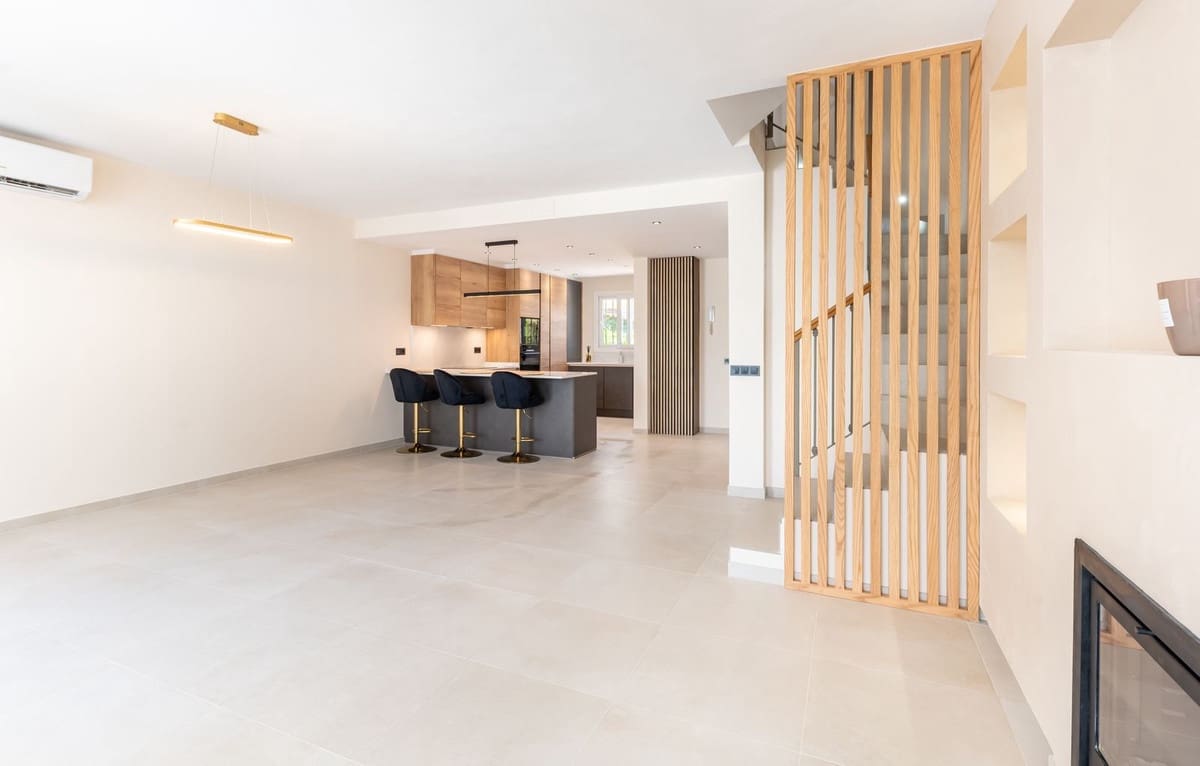 4 bedroom Townhouse for sale in Estepona with pool garage - € 695,000 (Ref: 9263772)