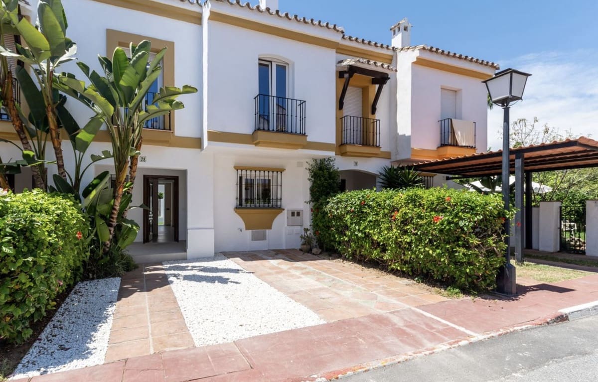 4 bedroom Townhouse for sale in Estepona with pool garage - € 695,000 (Ref: 9263772)