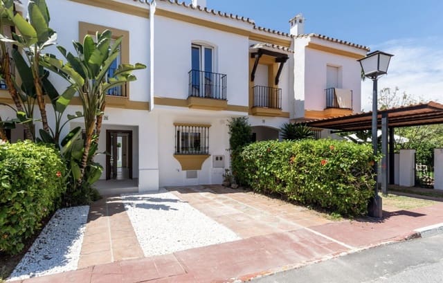 4 bedroom Townhouse for sale in Estepona with pool garage - € 695,000 (Ref: 9263772)