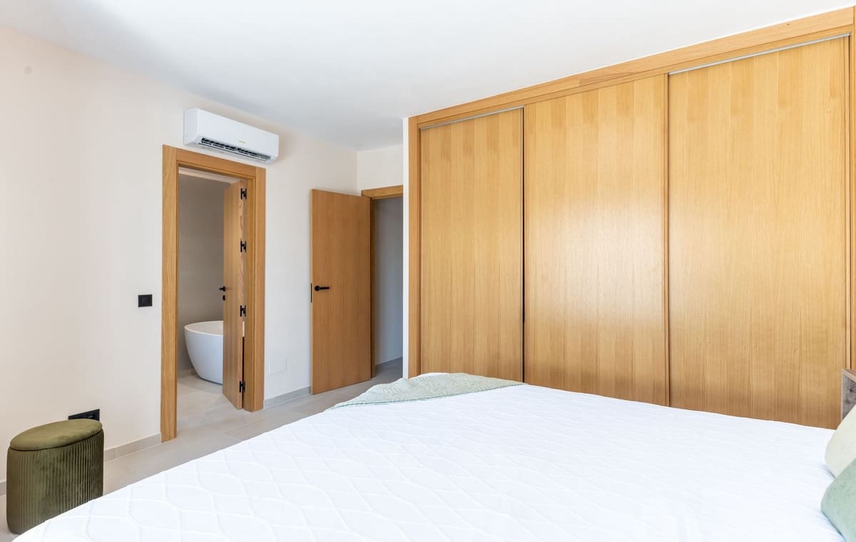 4 soveværelse Byhus til salg i New Golden Mile med swimmingpool garage - € 695.000 (Ref: 9263772)