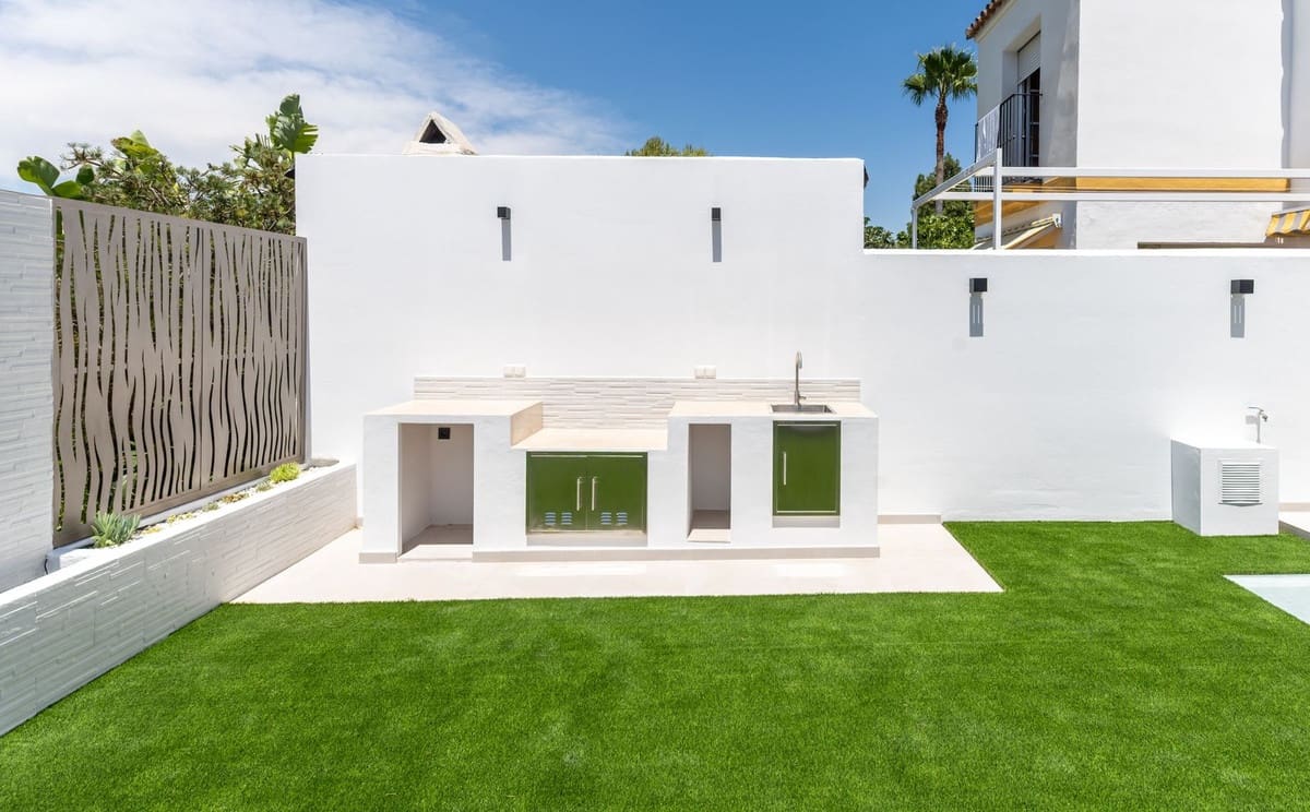 4 soveværelse Byhus til salg i New Golden Mile med swimmingpool garage - € 695.000 (Ref: 9263772)