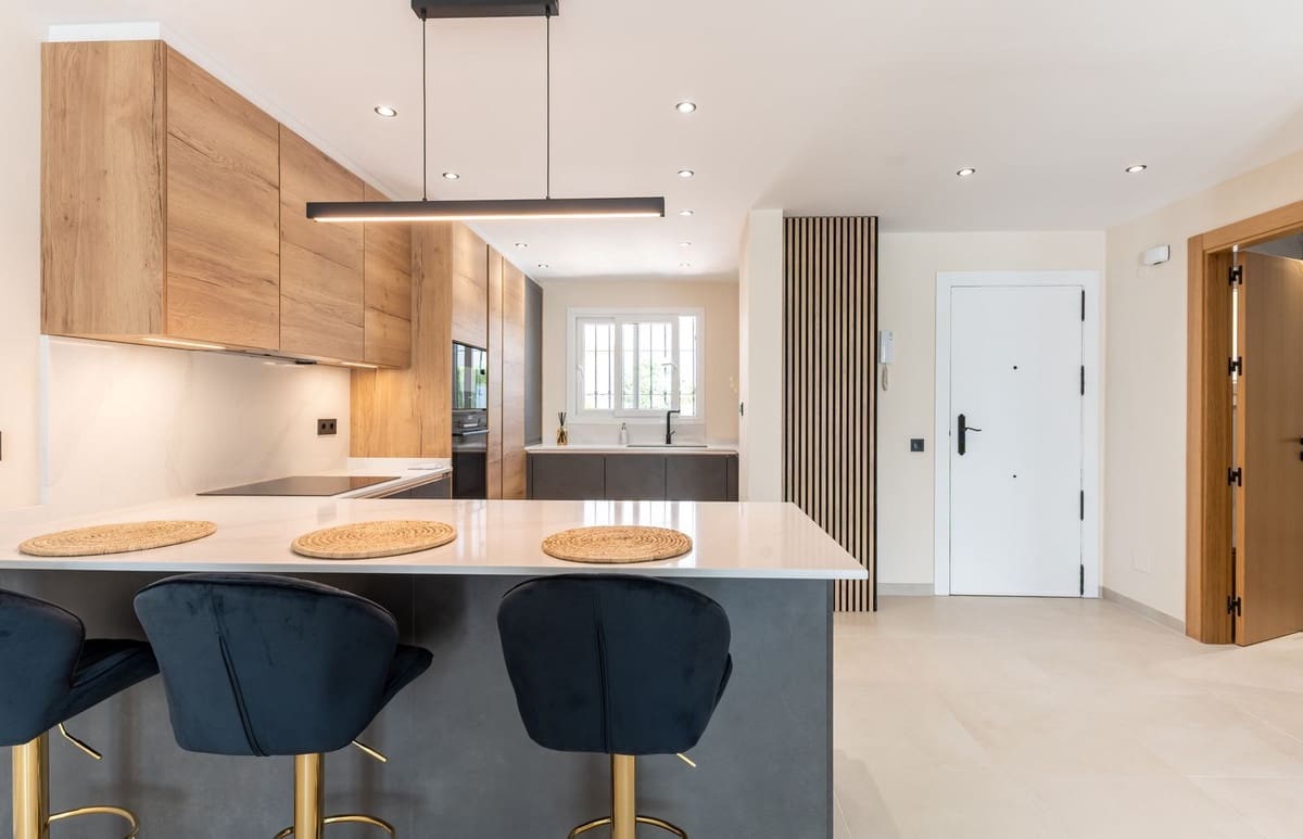 4 soveværelse Byhus til salg i New Golden Mile med swimmingpool garage - € 695.000 (Ref: 9263772)