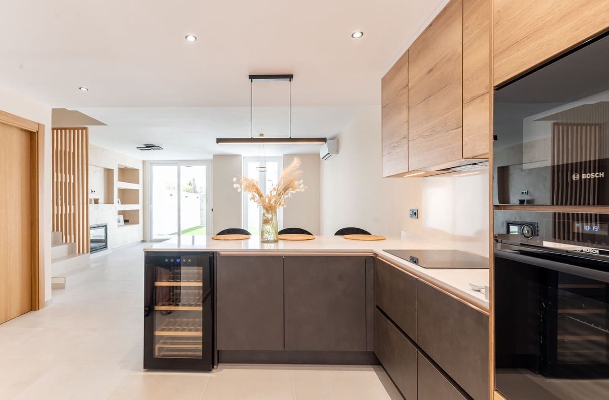 4 soveværelse Byhus til salg i New Golden Mile med swimmingpool garage - € 695.000 (Ref: 9263772)