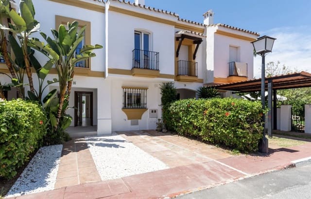 4 sypialnia Dom na sprzedaż w Estepona z basenem garażem - 695 000 € (Ref: 9263772)