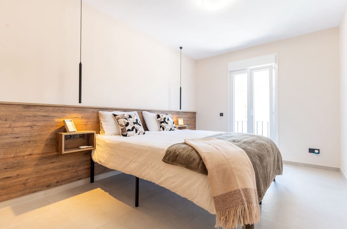 4 soveværelse Byhus til salg i New Golden Mile med swimmingpool garage - € 695.000 (Ref: 9263772)