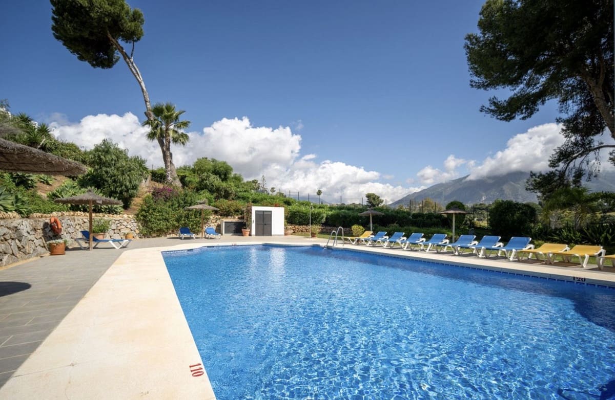 4 bedroom Townhouse for sale in Aloha Golf with pool garage - € 1,475,000 (Ref: 9267612)