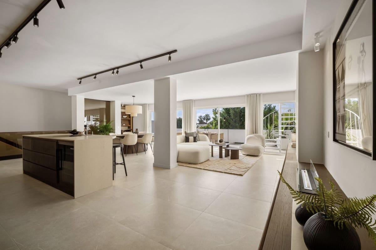 4 bedroom Townhouse for sale in Aloha Golf with pool garage - € 1,475,000 (Ref: 9267612)