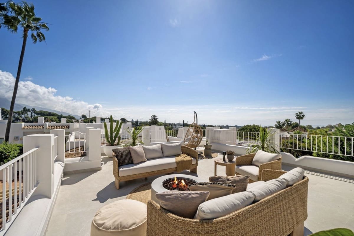 4 bedroom Townhouse for sale in Aloha Golf with pool garage - € 1,475,000 (Ref: 9267612)