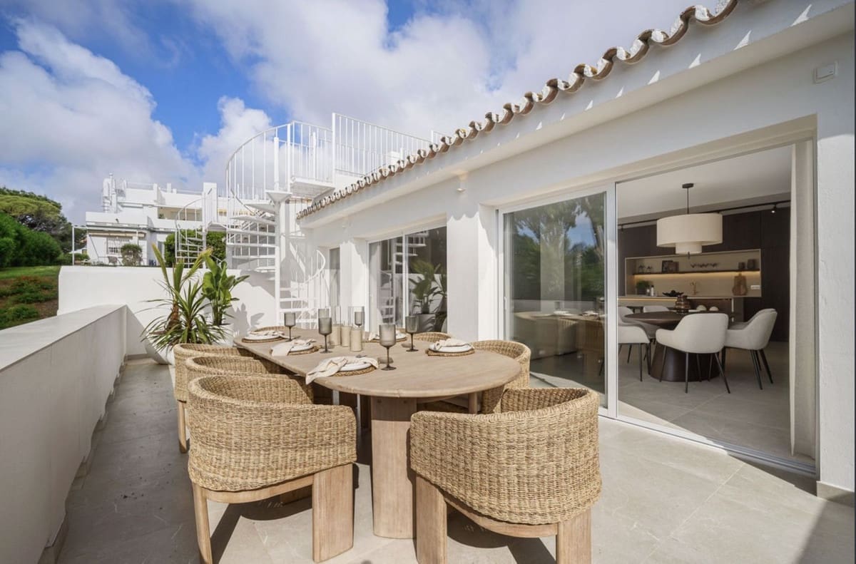 4 bedroom Townhouse for sale in Aloha Golf with pool garage - € 1,475,000 (Ref: 9267612)
