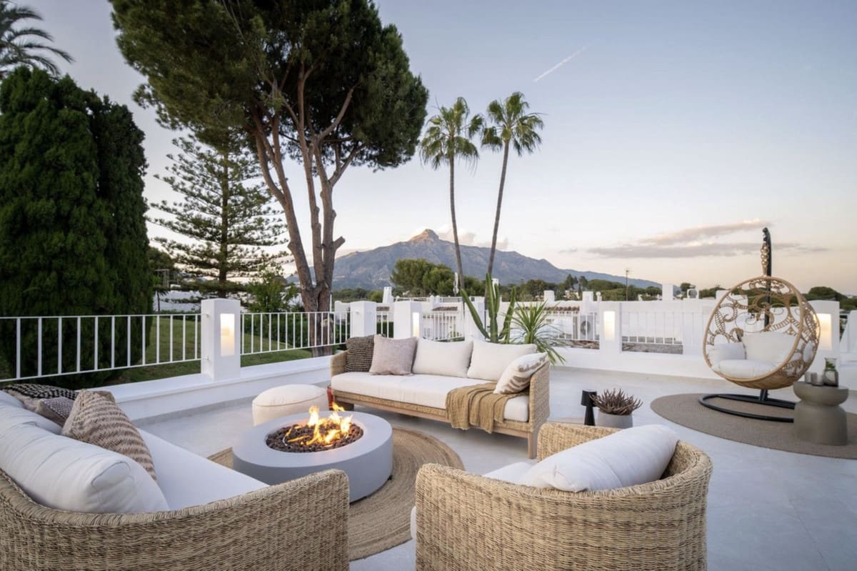 4 bedroom Townhouse for sale in Aloha Golf with pool garage - € 1,475,000 (Ref: 9267612)