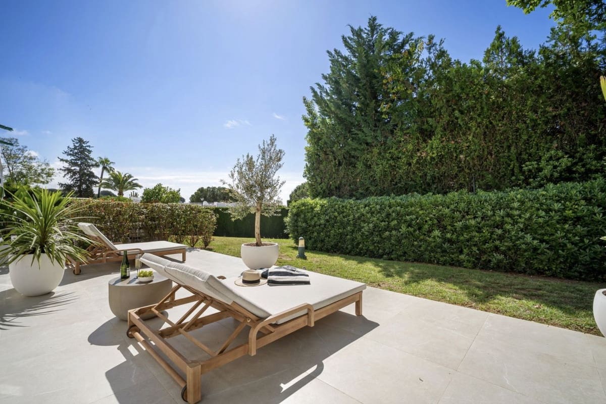 4 bedroom Townhouse for sale in Aloha Golf with pool garage - € 1,475,000 (Ref: 9267612)