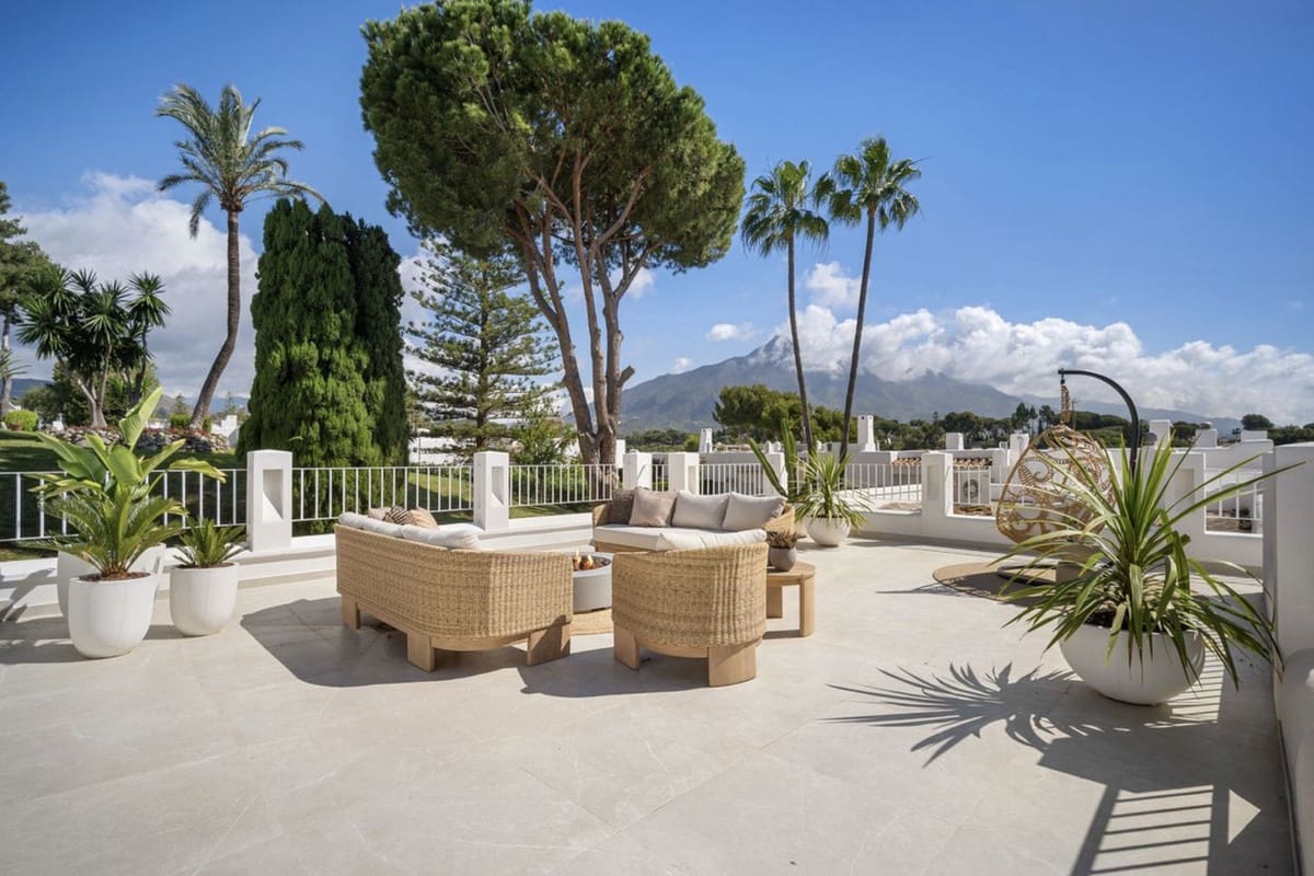 4 bedroom Townhouse for sale in Aloha Golf with pool garage - € 1,475,000 (Ref: 9267612)