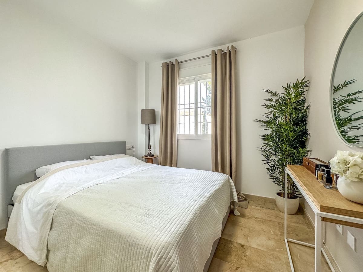 2 soveværelse Lejlighed til salg i La Duquesa / Puerto de la Duquesa med swimmingpool - € 205.000 (Ref: 9271840)