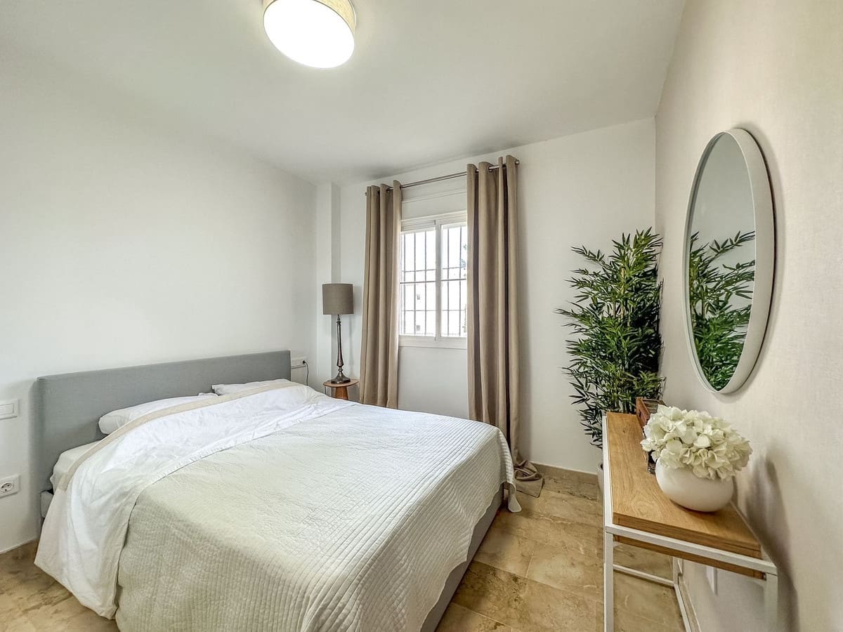 2 soveværelse Lejlighed til salg i La Duquesa / Puerto de la Duquesa med swimmingpool - € 205.000 (Ref: 9271840)