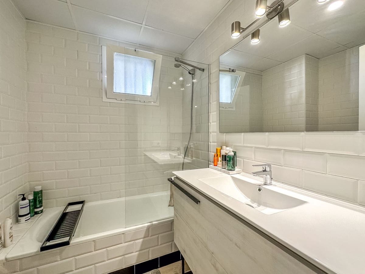 2 soveværelse Lejlighed til salg i La Duquesa / Puerto de la Duquesa med swimmingpool - € 205.000 (Ref: 9271840)