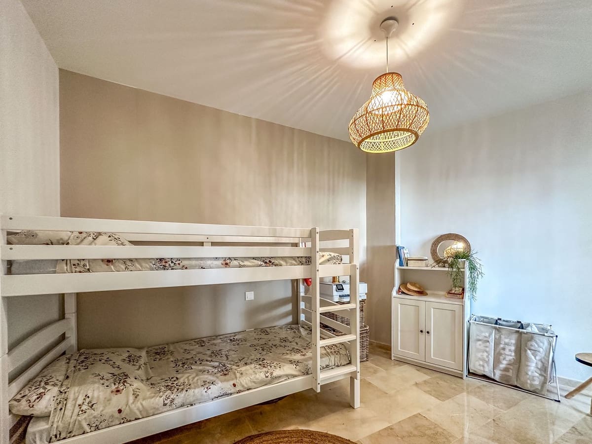 2 soveværelse Lejlighed til salg i La Duquesa / Puerto de la Duquesa med swimmingpool - € 205.000 (Ref: 9271840)