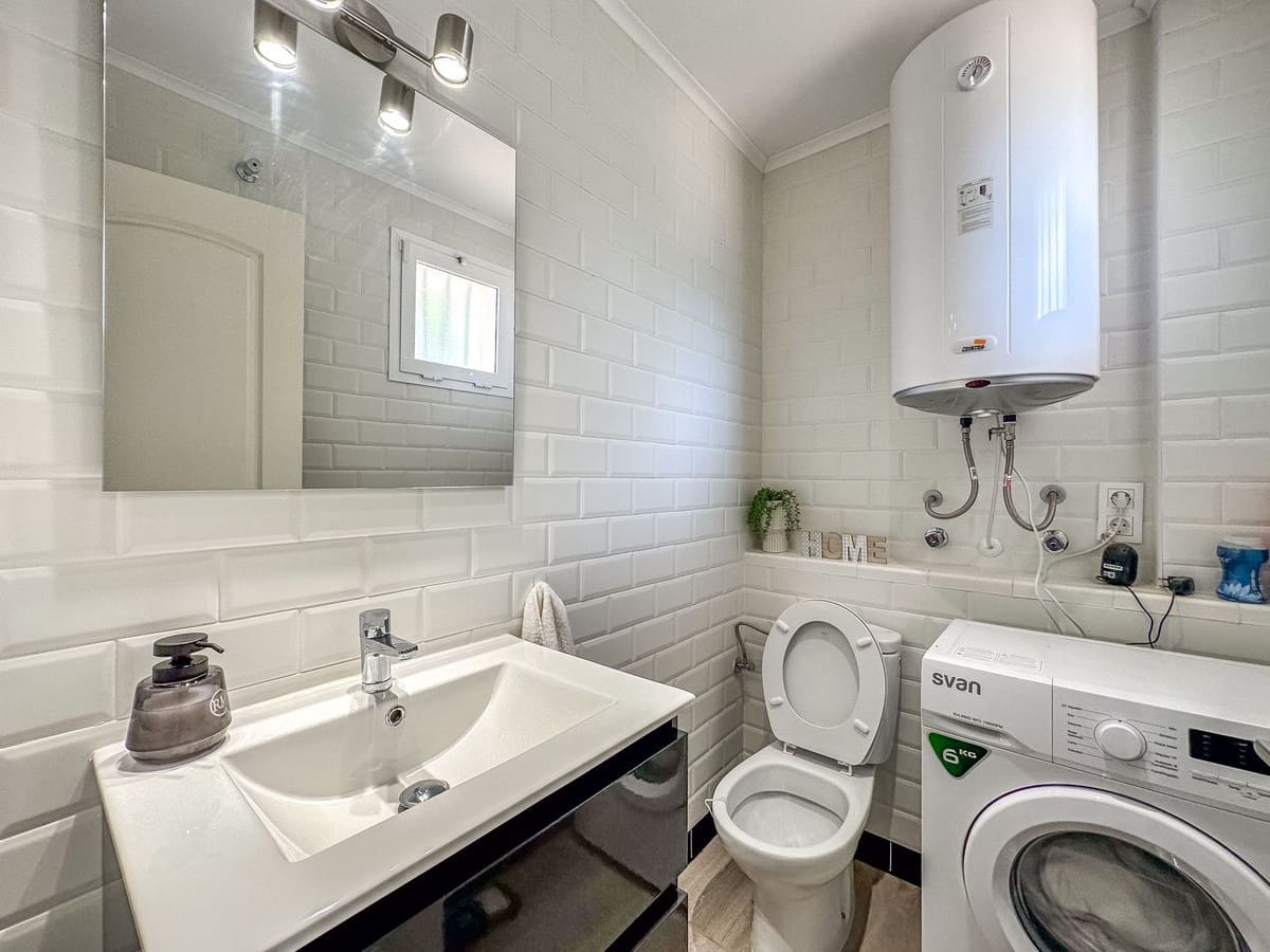 2 soveværelse Lejlighed til salg i La Duquesa / Puerto de la Duquesa med swimmingpool - € 205.000 (Ref: 9271840)