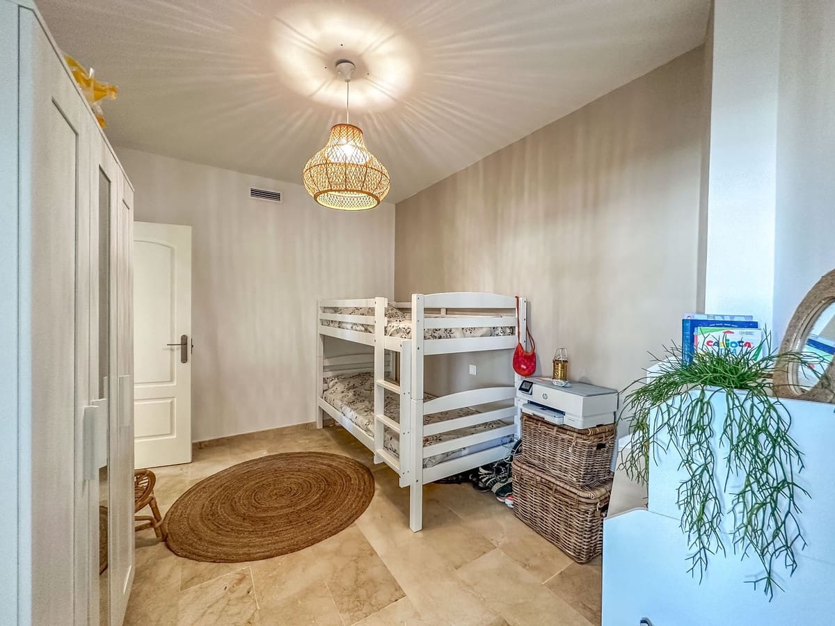 2 soveværelse Lejlighed til salg i La Duquesa / Puerto de la Duquesa med swimmingpool - € 205.000 (Ref: 9271840)