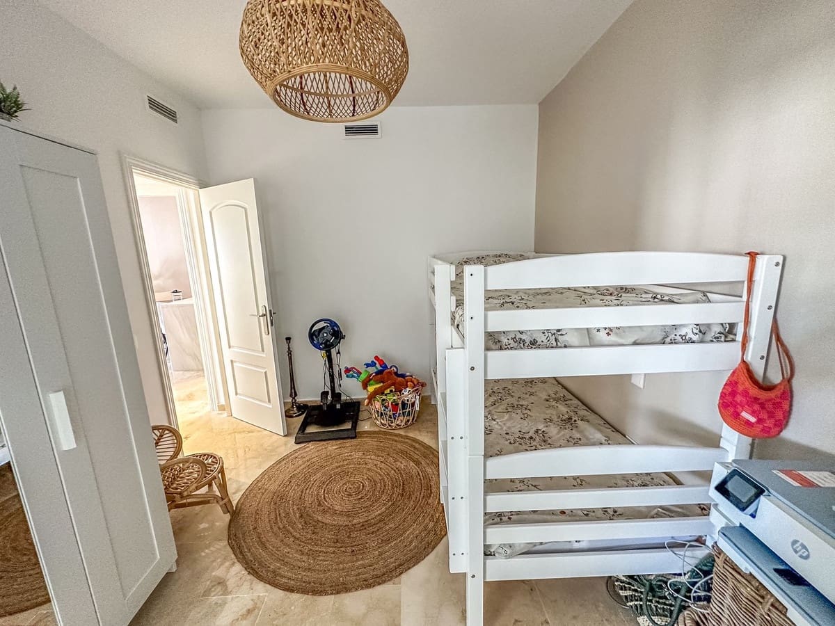 2 soveværelse Lejlighed til salg i La Duquesa / Puerto de la Duquesa med swimmingpool - € 205.000 (Ref: 9271840)