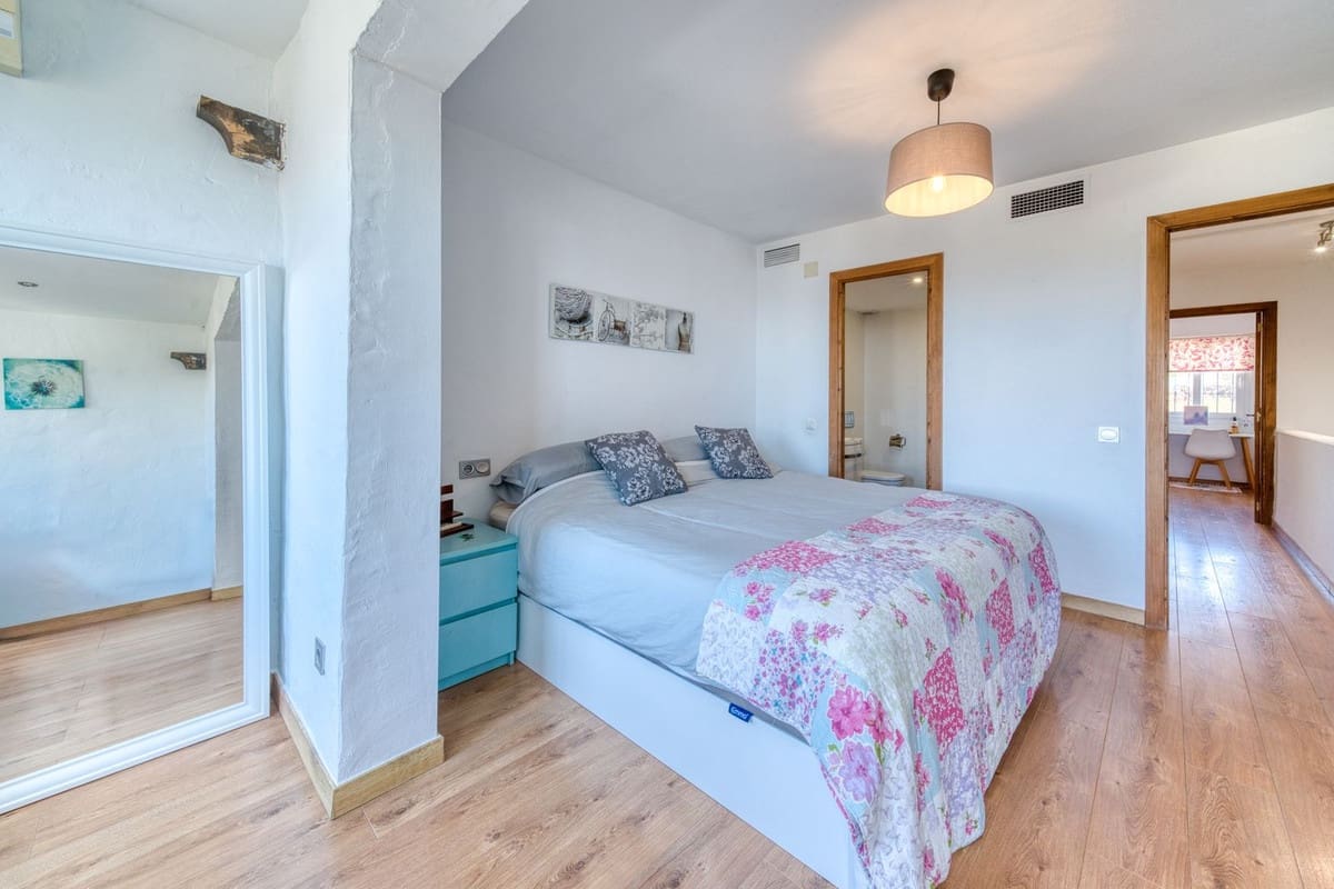 2 bedroom Townhouse for sale in La Duquesa / Puerto de la Duquesa with pool garage - € 310,000 (Ref: 9272003)