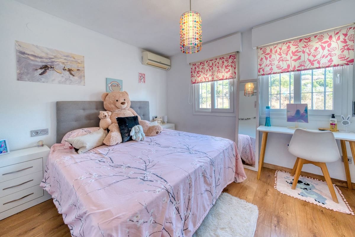 2 bedroom Townhouse for sale in La Duquesa / Puerto de la Duquesa with pool garage - € 310,000 (Ref: 9272003)