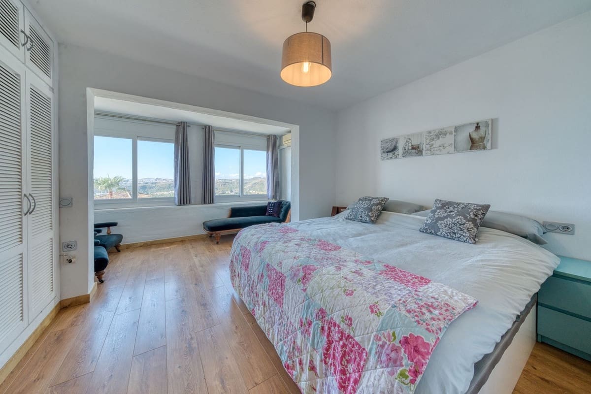 2 bedroom Townhouse for sale in La Duquesa / Puerto de la Duquesa with pool garage - € 310,000 (Ref: 9272003)