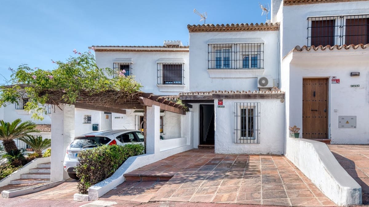2 bedroom Townhouse for sale in La Duquesa / Puerto de la Duquesa with pool garage - € 310,000 (Ref: 9272003)