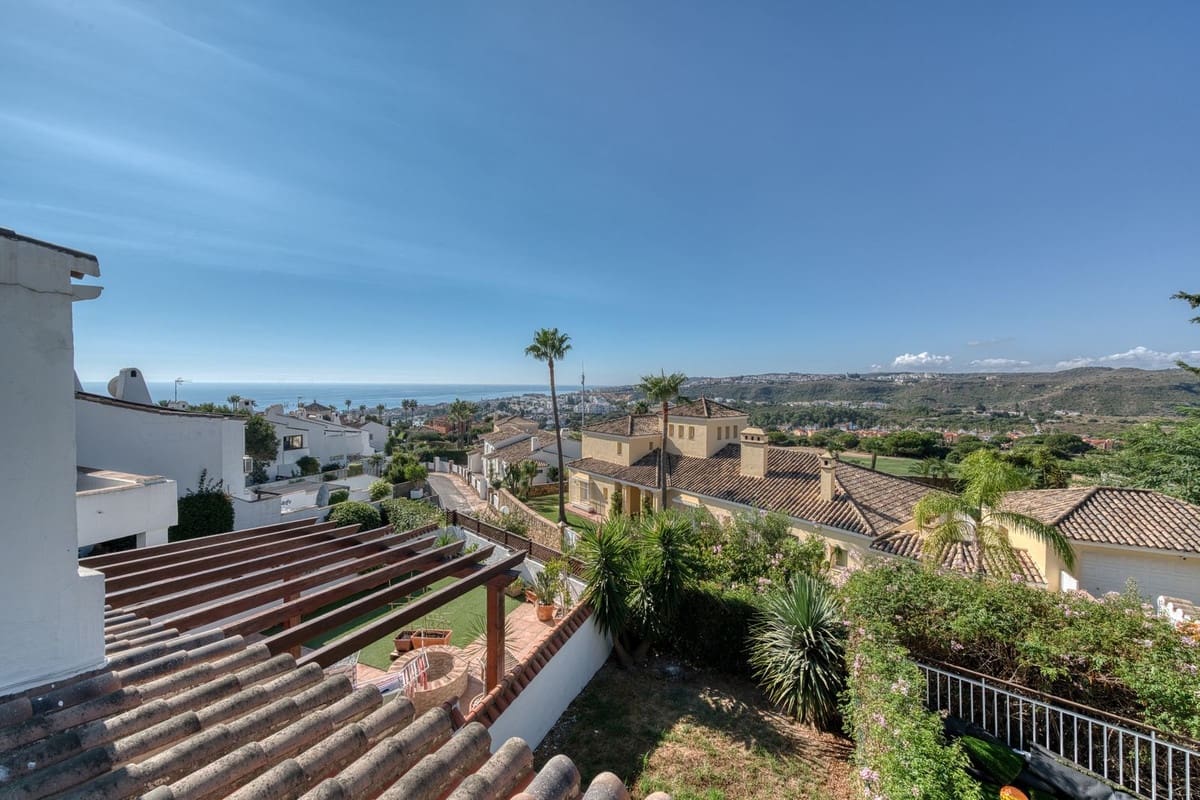 2 bedroom Townhouse for sale in La Duquesa / Puerto de la Duquesa with pool garage - € 310,000 (Ref: 9272003)