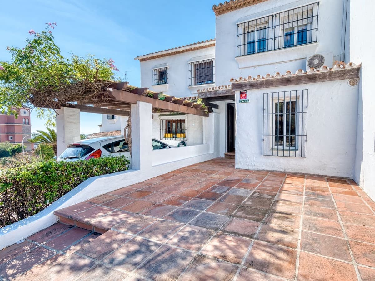 2 bedroom Townhouse for sale in La Duquesa / Puerto de la Duquesa with pool garage - € 310,000 (Ref: 9272003)