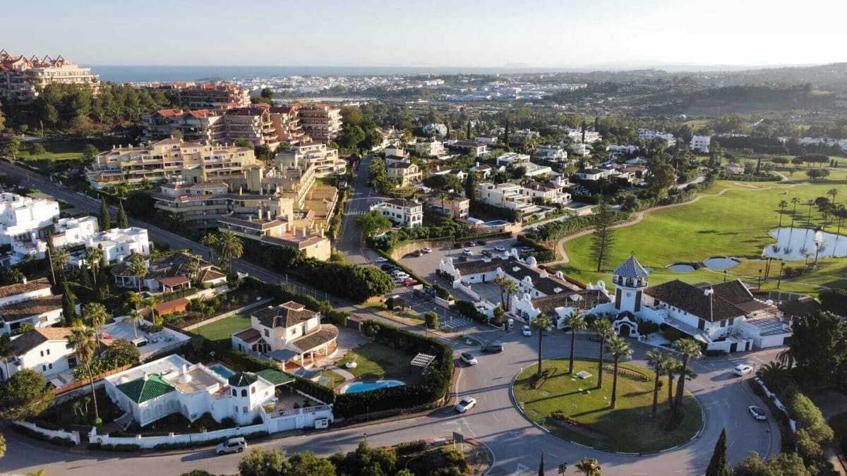 6 sypialnia Willa na sprzedaż w Marbella z basenem garażem - 2 525 000 € (Ref: 9273202)