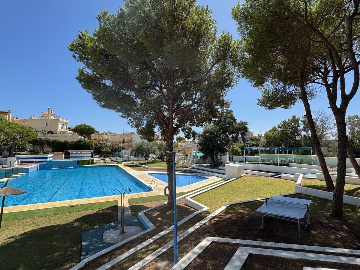 Apartamento de 2 habitaciones en Estepona en venta con piscina - 249.000 € (Ref: 9278775)