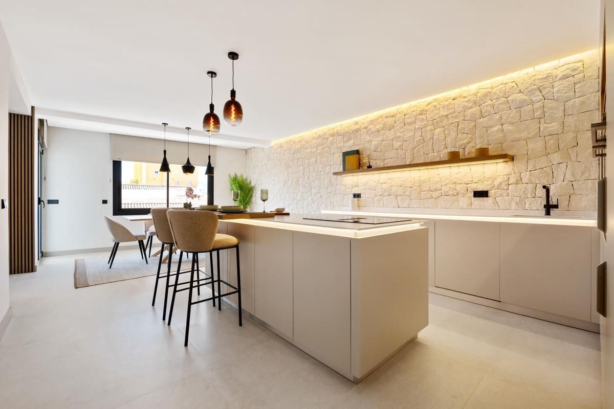 2 bedroom Penthouse for sale in San Pedro de Alcantara with garage - € 499,000 (Ref: 9279796)