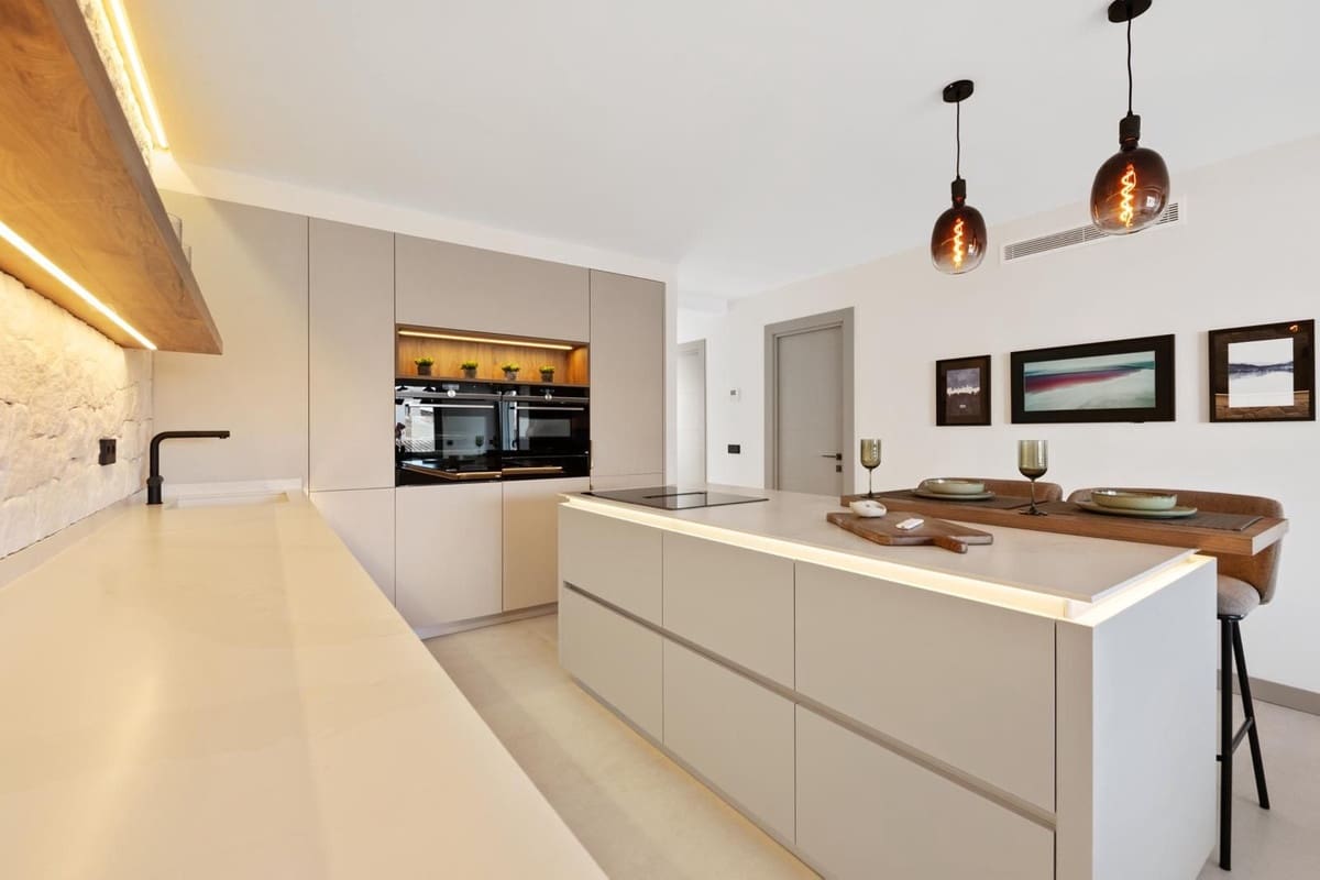 2 bedroom Penthouse for sale in San Pedro de Alcantara with garage - € 499,000 (Ref: 9279796)