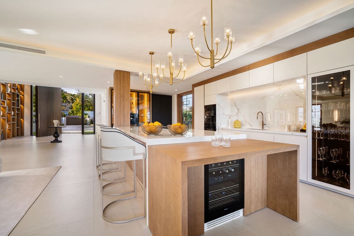 6 bedroom Villa for sale in Marbella with pool garage - € 7,350,000 (Ref: 9283061)