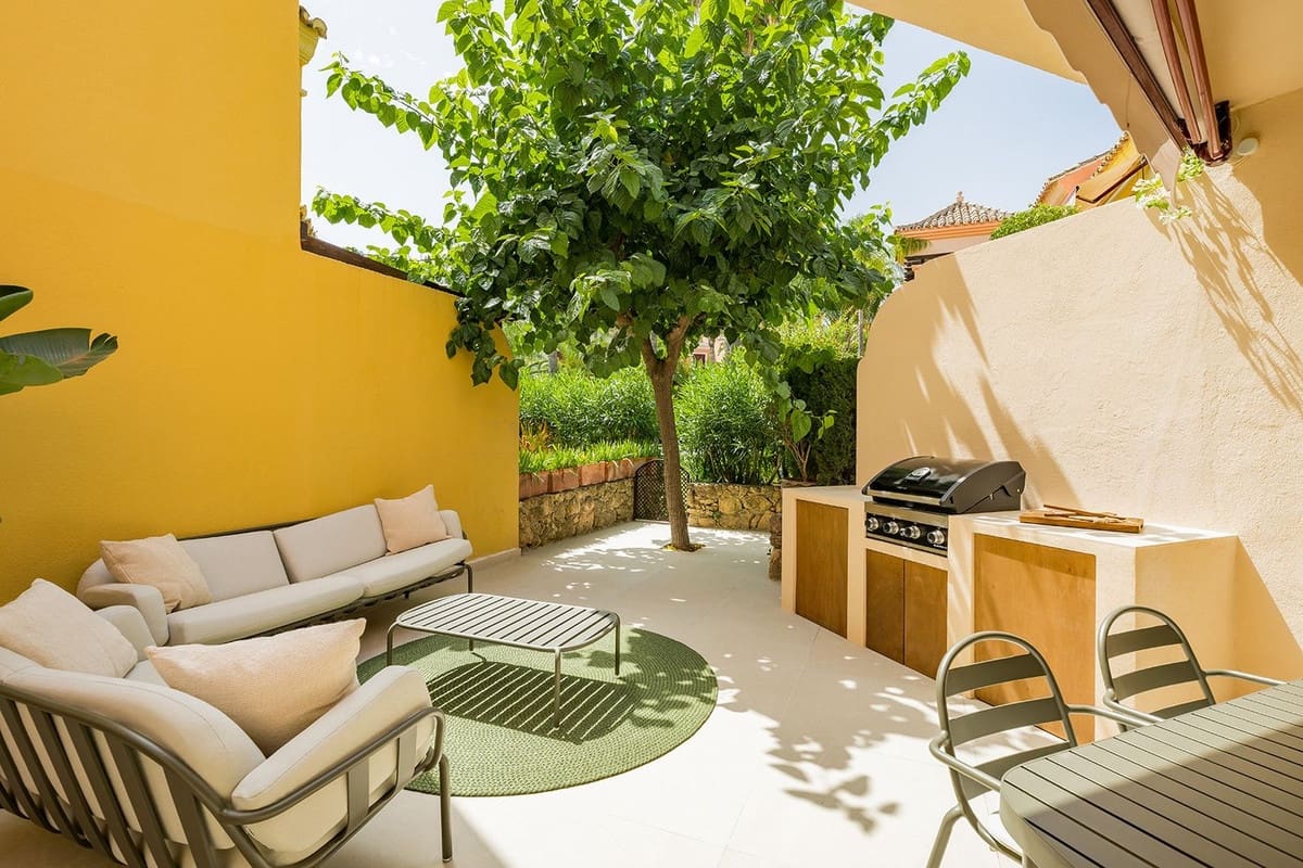 4 soverom Kjedet enebolig til salgs i Golden Mile med svømmebasseng garasje - € 1 895 000 (Ref: 9289406)