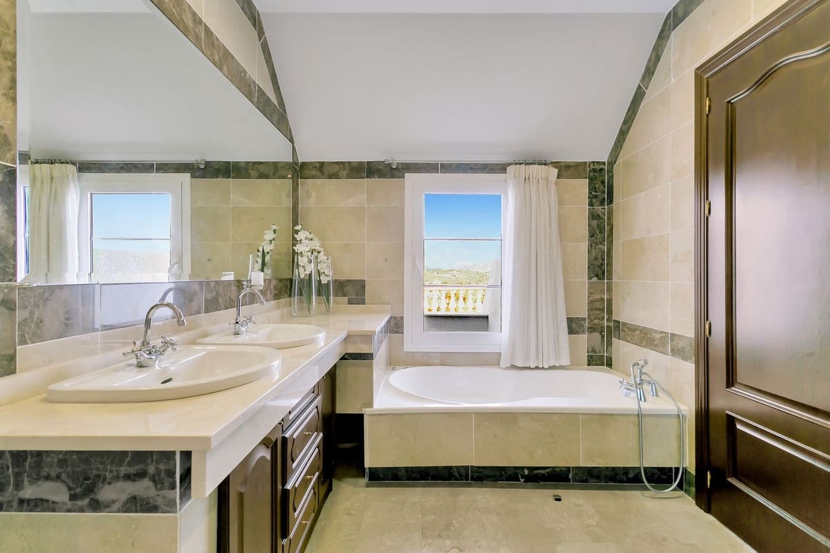 6 makuuhuone Huvila myytävänä paikassa La Cala Golf mukana uima-altaan 
autotalli - 2 550 000 € (Ref: 9294715)