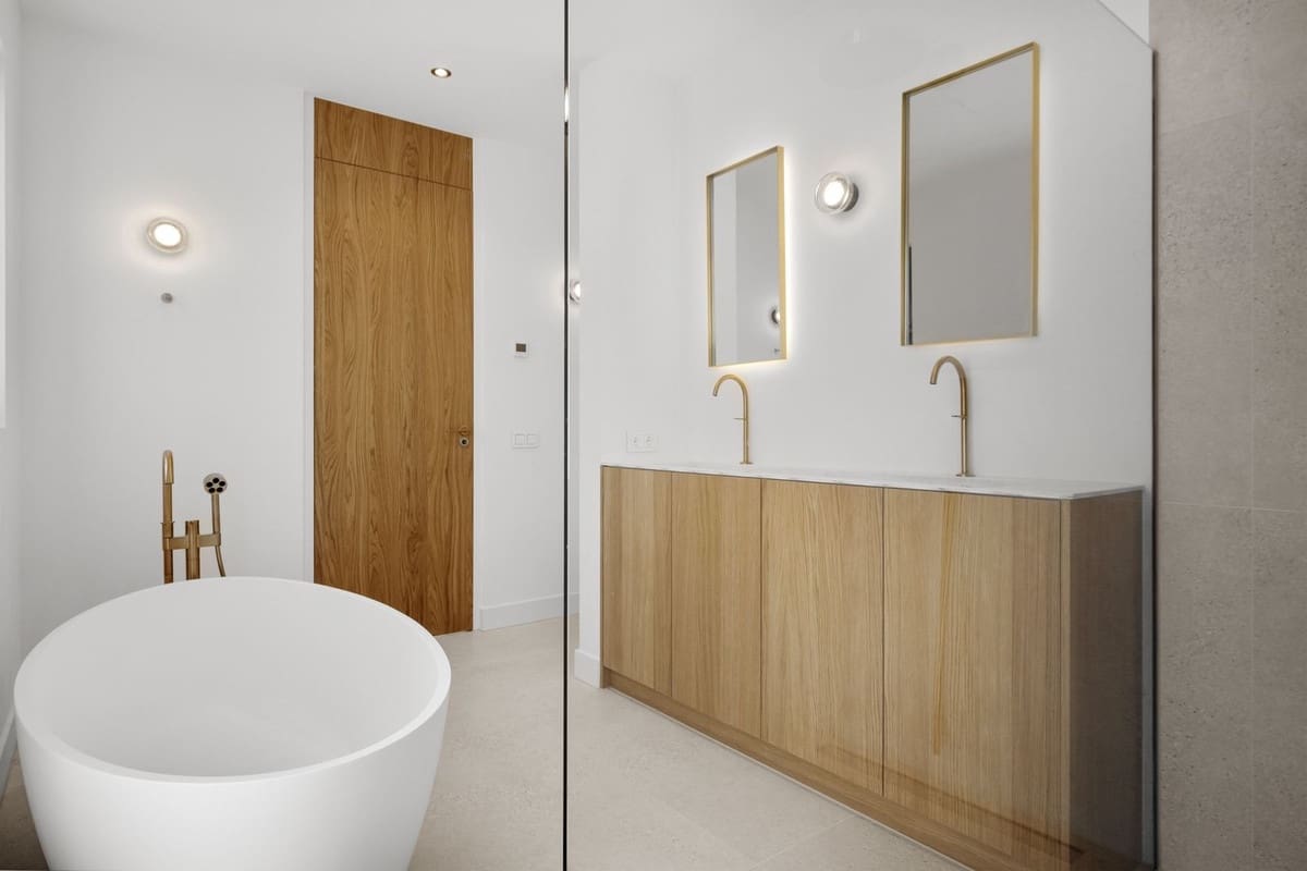 5 bedroom Villa for sale in Estepona with pool garage - € 2,490,000 (Ref: 9294718)