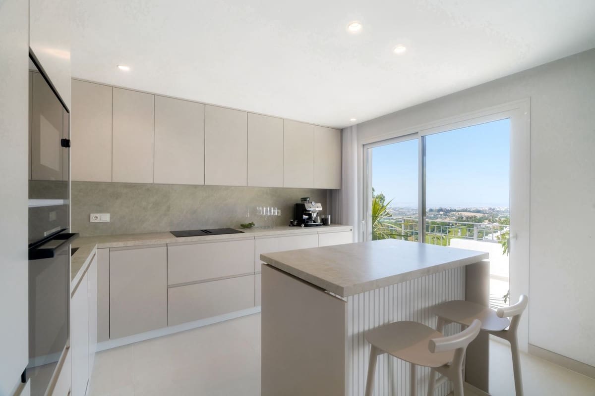 3 bedroom Apartment for sale in La Quinta with pool garage - € 1,795,000 (Ref: 9297390)