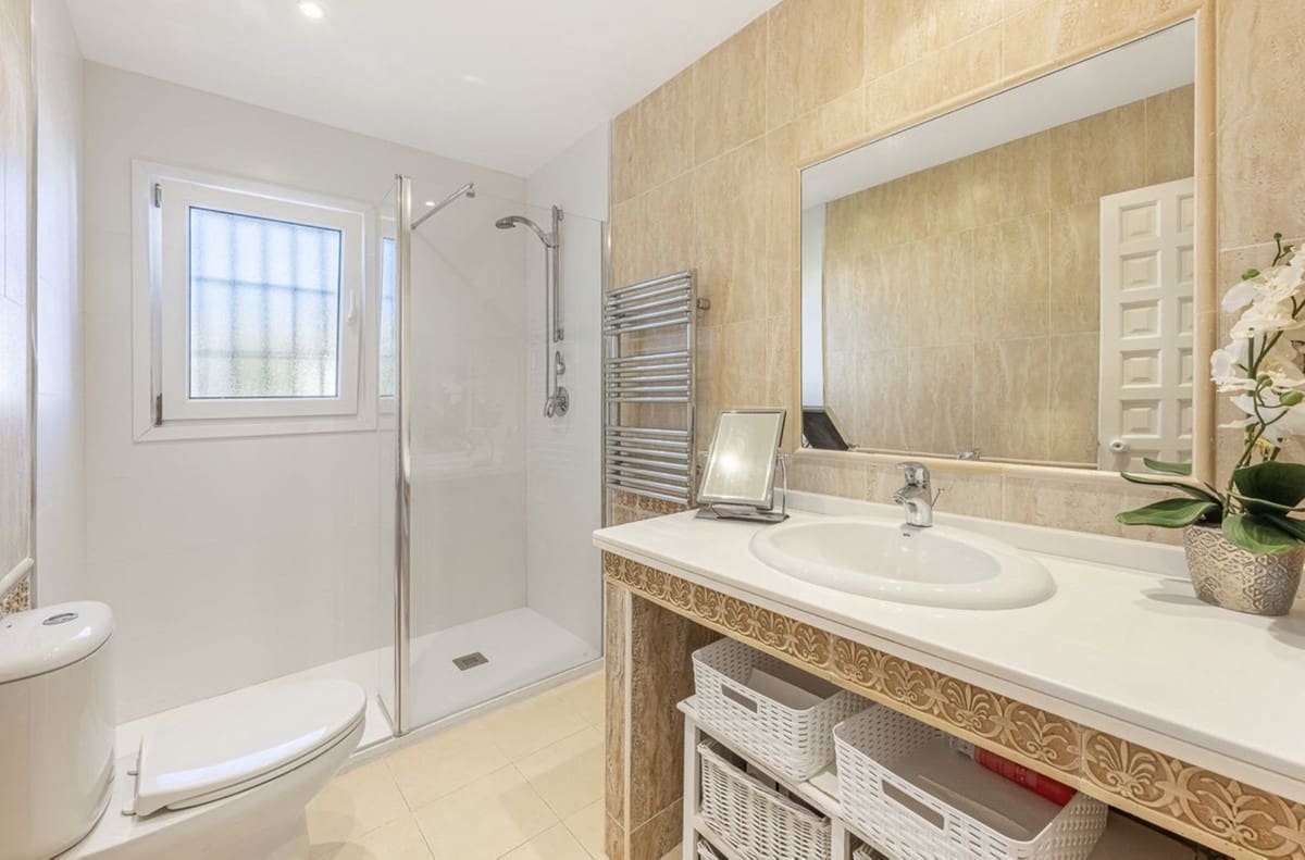 3 chambre Villa/Maison à vendre à La Duquesa / Puerto de la Duquesa avec piscine garage - 515 000 € (Ref: 9298908)