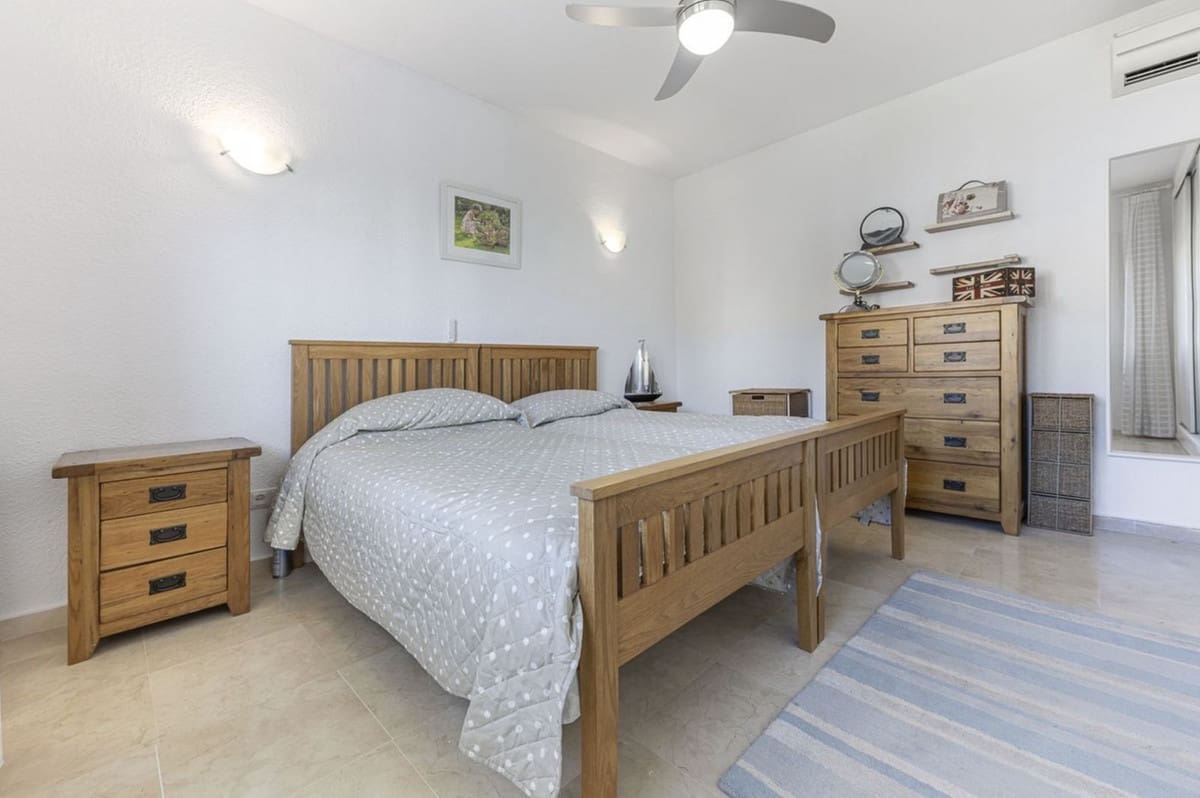 3 quarto Moradia para venda em La Duquesa / Puerto de la Duquesa com piscina garagem - 515 000 € (Ref: 9298908)